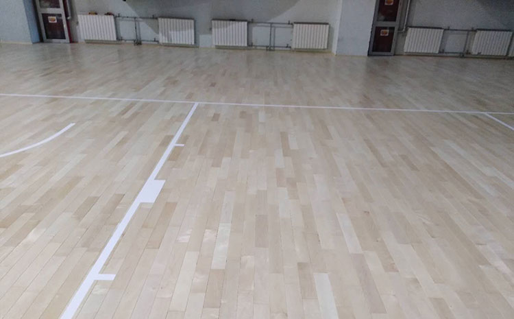 24厚羽毛球館木地板怎么翻新?