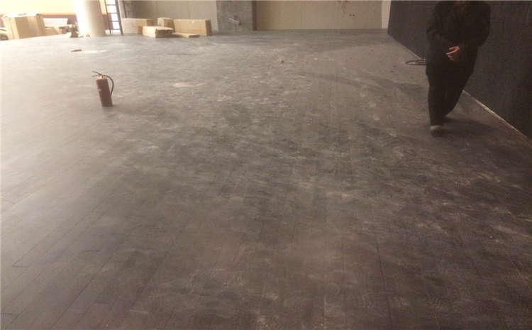 橡膠木運動籃球地板造價是的多少?