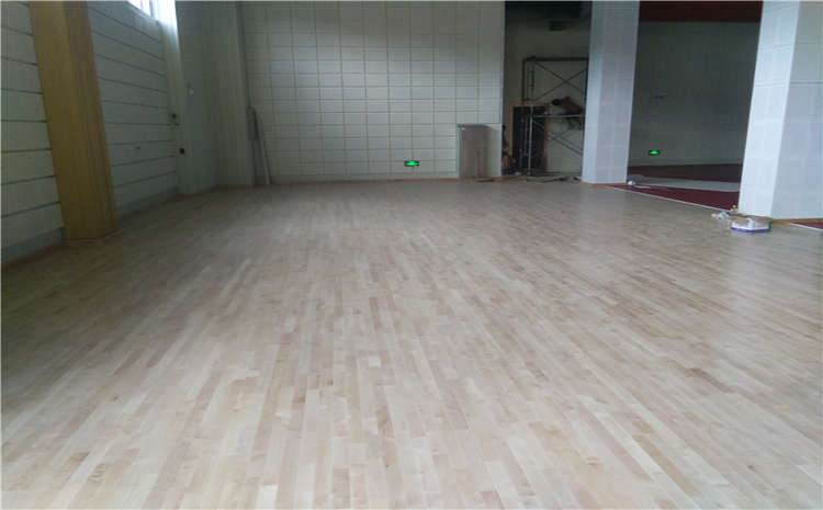 體育館木地板單層龍骨與雙層龍骨存在哪些區別？