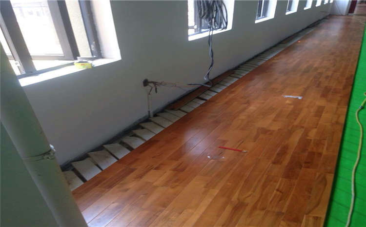 大型舞臺運(yùn)動(dòng)地板怎么維護(hù)