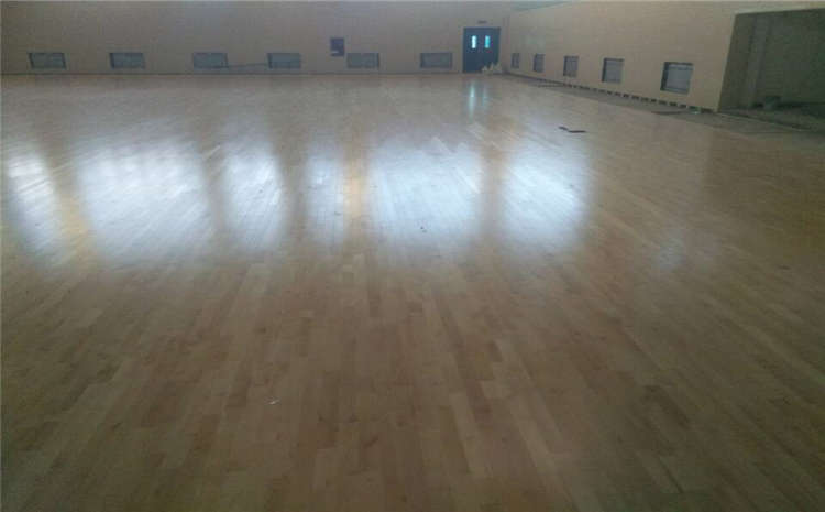 室內風雨操場實木運動地板施工技術